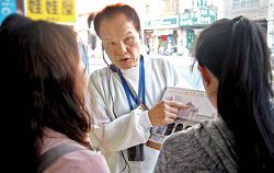 民眾透過「隱者地圖」導覽解說,了解臺中城市的不同面貌。(角落微光提供)