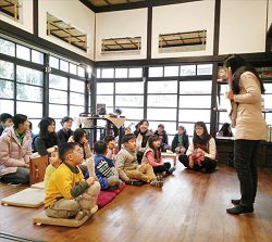 羅布森繪本日以《分享傘》為說故事主題。(羅布森冊惦提供)