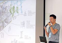 提案人簡報說明提案摘要與內容。(新北市立圖書館提供)
