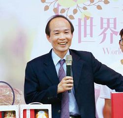 國立公共資訊圖書館館長劉仲成希望讓圖書館成為所有家庭的大書房。