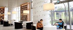 桃園市立圖書館龍潭分館暨鄧雨賢臺灣音樂紀念館在音樂柱上鏤刻鄧雨賢的經典作品。