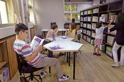 假日社區民眾可進入虎書堂享受寧靜的閱讀時光。(虎林國中提供)