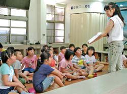 連結社區資源，由圖書志工媽媽為學生說故事。（村上國小提供）