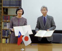 2016 年國家圖書館館長曾淑賢(左)與日本京都大學圖書館館長Professor Takashi Hikihara 共同簽署「臺灣漢學資源中心」合作備忘錄。