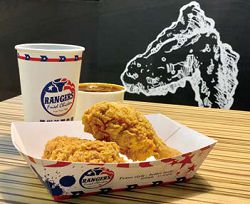 德州美墨炸雞酥脆的外皮炸前必須調味才算道地。