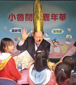 教育部主任秘書朱楠賢在「森林故事村」化身神秘嘉賓,為小朋友說演故事。(教育部提供)
