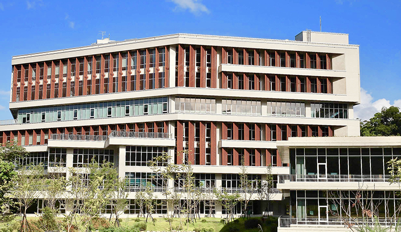 達賢圖書館建築外觀：達賢圖書館位居指南山莊，自然環境優美，經過歷屆政大校長的努力爭取，這塊寶地終於成為校園的一部分。圖／政大圖書館提供