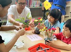 圖書館結合成為地方產業的連接阜，與插花工藝、在地農產、文史體驗產生新火花　圖／臺中市立圖書館大肚瑞井分館