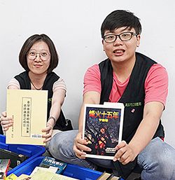 工作團隊挑書如同尋寶，題材多元的待販售二手書