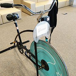 館內設置了一臺自助充電腳踏車
