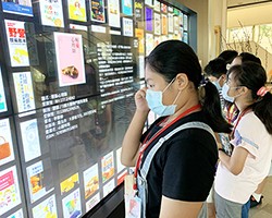 小騎士學習利用互動資訊牆