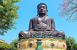 釋迦牟尼大佛肅穆莊嚴地盤坐於4公尺高蓮花座上