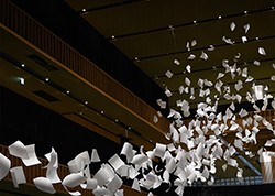 大廳內的公共藝術是英國藝術家Paul Cocksedge的設計作品《陣風 (Gust of Wind)》