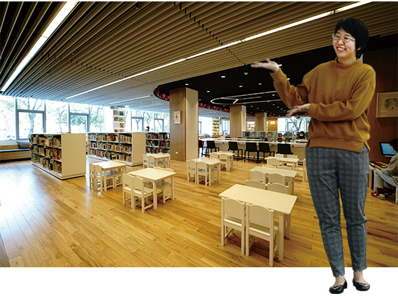 館員 林怡如 / 屏東總圖1樓設有兒童區,矮書櫃與桌椅皆專為兒童打造。