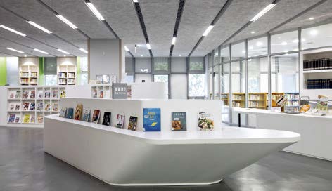 門口的大書架宛如一艘船,陳列著最新期刊和書籍