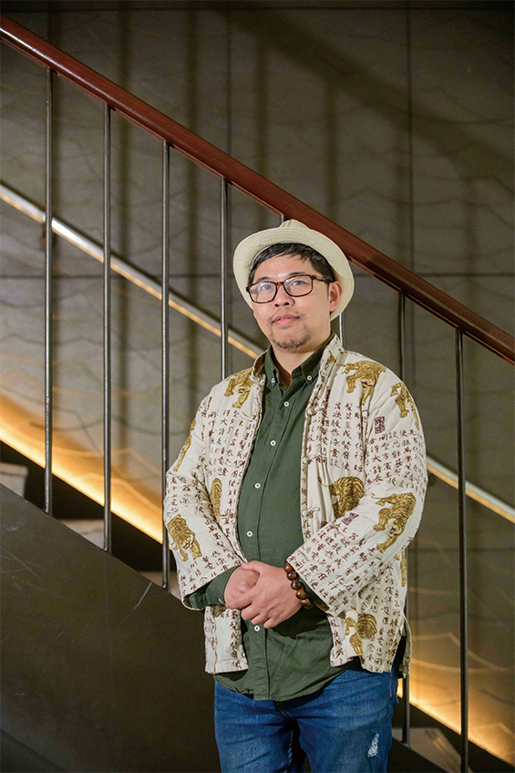 銀色快手 / 本名趙佳誼,東吳日文系畢業,曾任職於時報出版、讀書共和國、布拉格文化、室內設計及廣告公司,開過獨立書店(布拉格書店、荒野夢二書店、淳一書店),也寫現代詩、小說、文學評論與流行文化觀察,個人著作包括《遇見帕多瓦的陽光》、《古事記:甜美憂傷與殘酷童話的七段航程》、《羊宇宙的沉默》、《曖昧來得剛剛好》、《解憂書店:出租大叔的人生借問站》