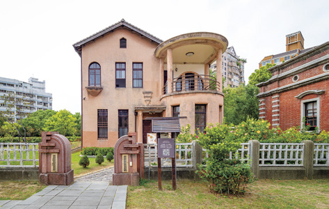 1920年代建成的一德洋樓，保留日治時代建築風格，於2015年修復後成為複合藝文空間。