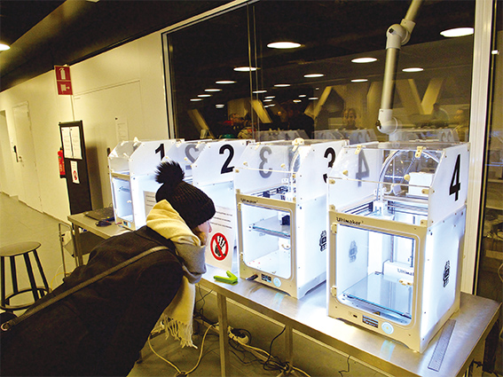 圖書館內各種工具設備一應俱全,包括3D印表機、海報列印機等。