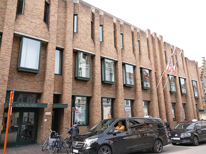 Biekorf 圖書館的磚造外觀，保留中世紀歐洲建築風情。