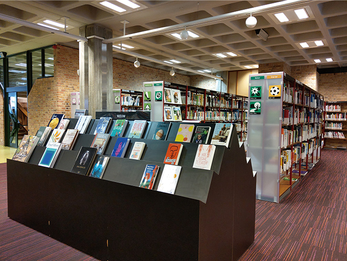 山形牆造型的新書展示櫃，呈現布魯日當地的建築特色。