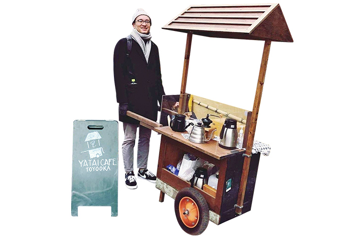 「YATAI CAFE」是DAIKAI文庫的前身,由夥伴們推著「行動咖啡車」穿梭大街小巷與民眾交流健康資訊。