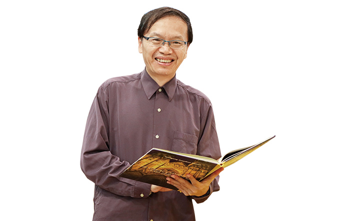 彭雪峰校長召集老師與志工，共同討論圖書館改造計畫。