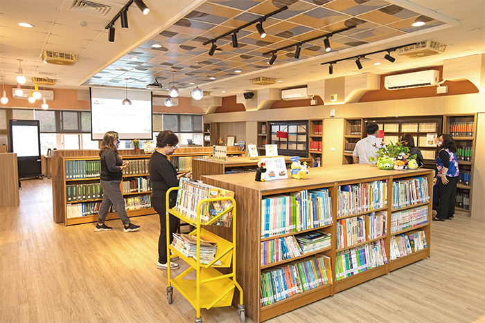 圖書館2樓改建為學校社區共讀站,提供校內師生與社區民眾優良的閱讀場域。
