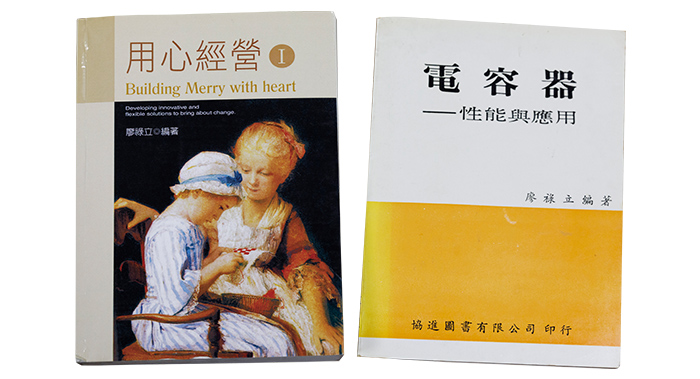 廖祿立在忙碌中仍抽空撰書，一本是關於做人處事的《用心經營》，一本是有關電子元件原理的《電容器─性能與應用》。
