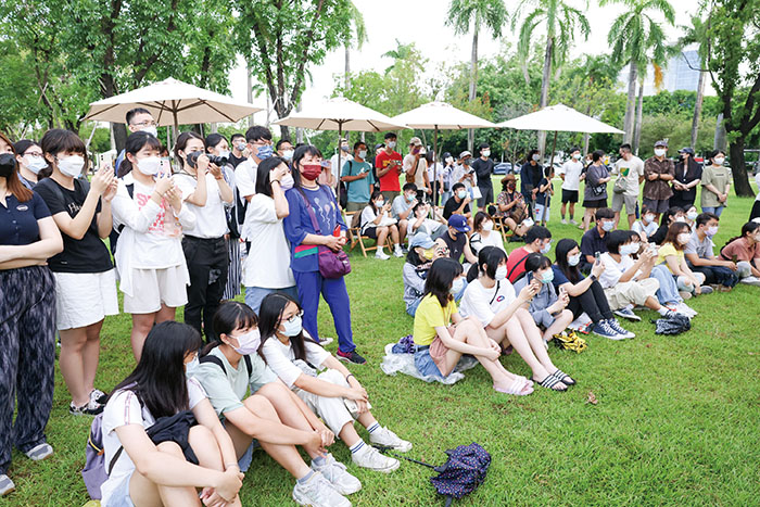 市集中的活動精彩，吸引民眾觀望、留影。