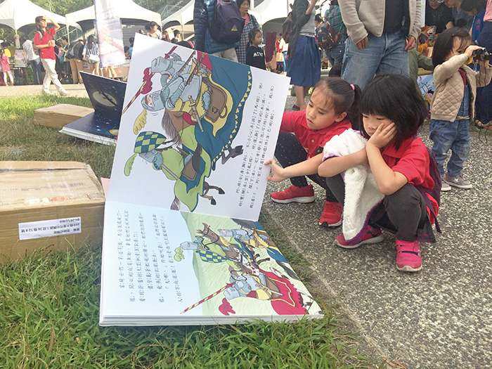 2020 年國資圖臺灣閱讀節以野餐為題,吸引家庭闔家出動,參與閱讀盛事。