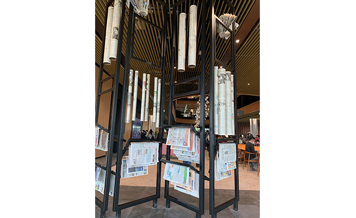 臺南市立圖書館總館樂齡閱報區的報架,方便長者拿取。