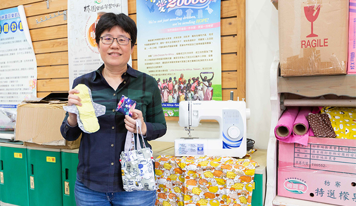 學習中心主任吳雅茹介紹，林園區長者每年會固定親手縫製環保衛生棉寄送到非洲。