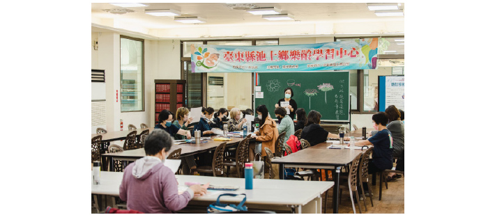 池上圖書館針對高齡族群開辦樂齡班，長者開心來學習。
