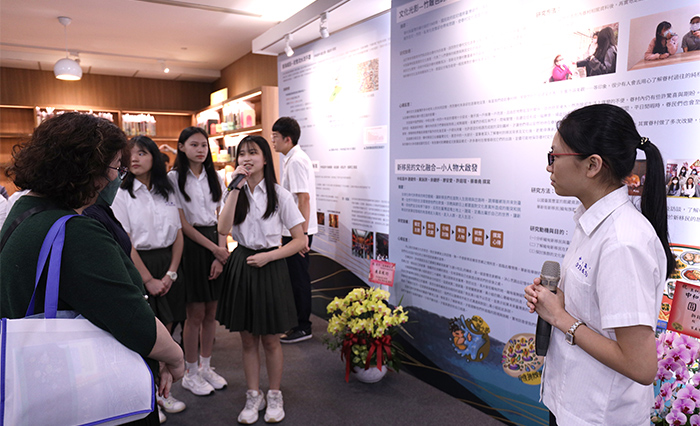 學生擔任導覽,向賓客介紹展覽內容。