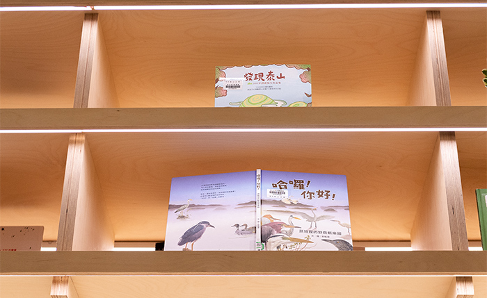 架上書名彷彿與讀者打招呼,歡迎民眾到此一遊。
