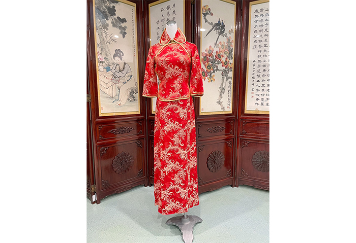 民眾提供塵封已久的珍藏衣服,分別為父親的大衣、母女的嫁衣、媽媽的母親節禮物。
