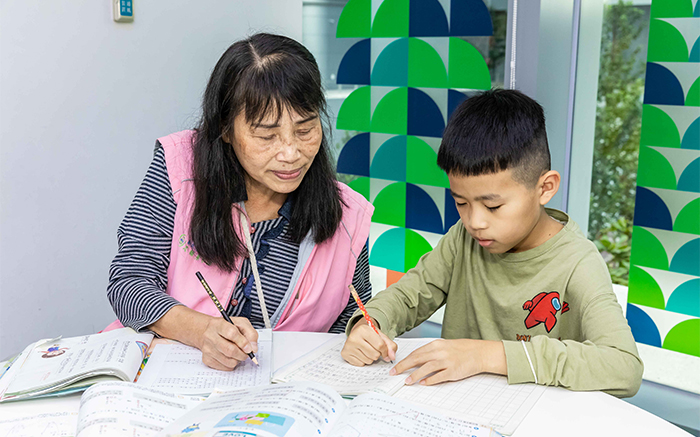 新北市圖整合分館推出課後陪讀活動,廣邀退休人士或大專校院學生成為陪讀天使。