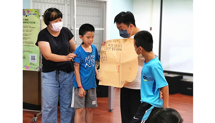 花蓮市圖「防治數位性別暴力故事屋」活動,邀請孩童上台互動分享。