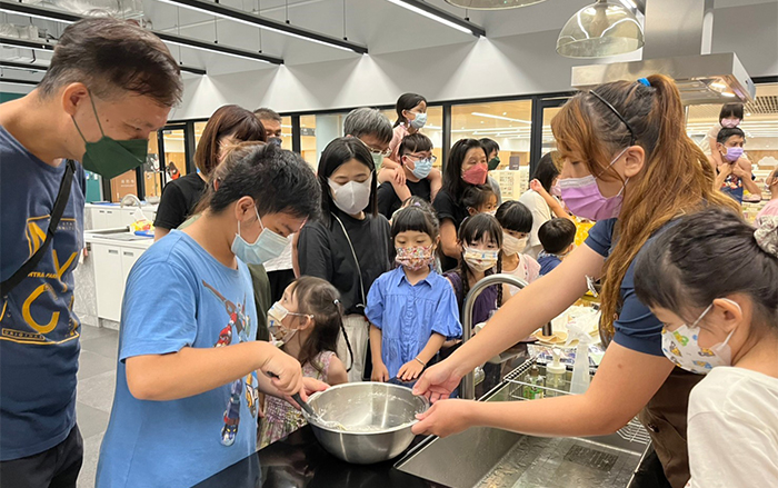 小朋友參加城市灶咖,製作法式果醬餅乾。