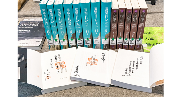 館方積極邀請知名作家到校分享、舉辦新書座談會,並讓作家留下寶貴的簽名。