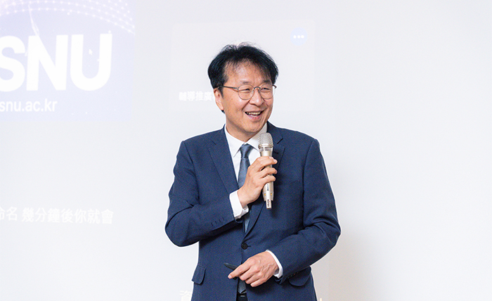 首爾大學圖書館館長Dukjin Chang分享新計畫「LikeSNU平台」。