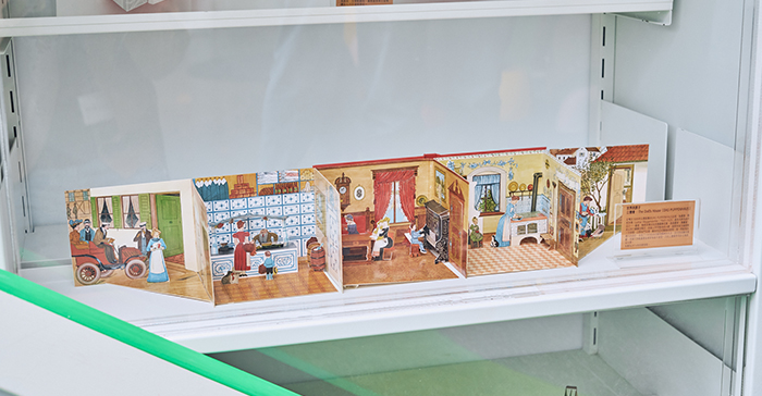 《The Doll’s House》藉由作者的精巧設計，呈現19世紀歐洲莊園的鄉紳生活。
