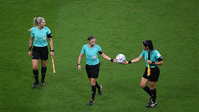 First female referees of FIFA World Cup history《世界盃足球賽史上第一位女裁判》攝影/Erturk Ercin 法國裁判Stephanie Frappart(左)和墨西哥助理裁判Karen Diaz(右)在2022年12月2日卡達執法哥斯達黎加對德國的FIFA世界盃E組比賽。這是女性裁判首次執法世界盃足球賽。