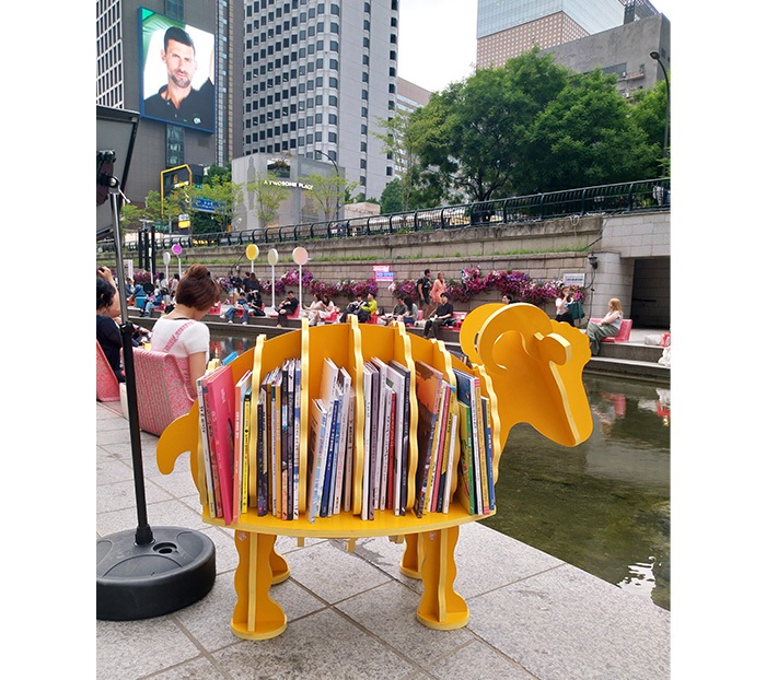 造型書架的書籍類別從兒童喜愛的童話書到具有深度的人文書,非常豐富。