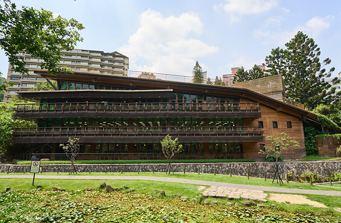 北投分館外觀是樸實的木構建築,也是臺灣首座綠建築圖書館。