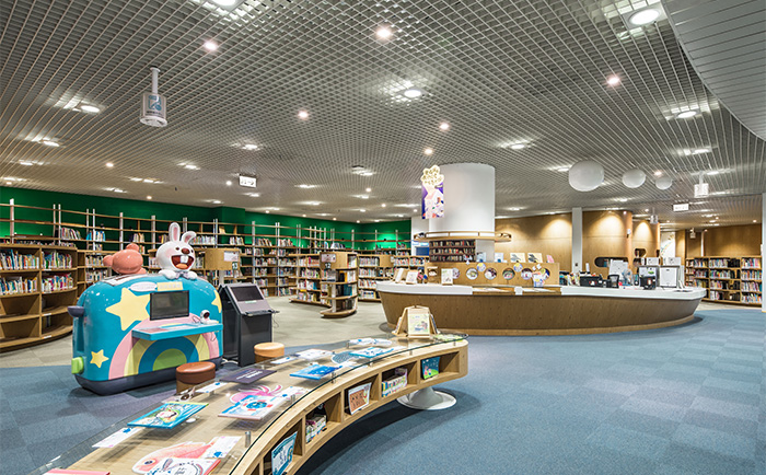 國際繪本中心的船頭櫃台區與自助借書機。