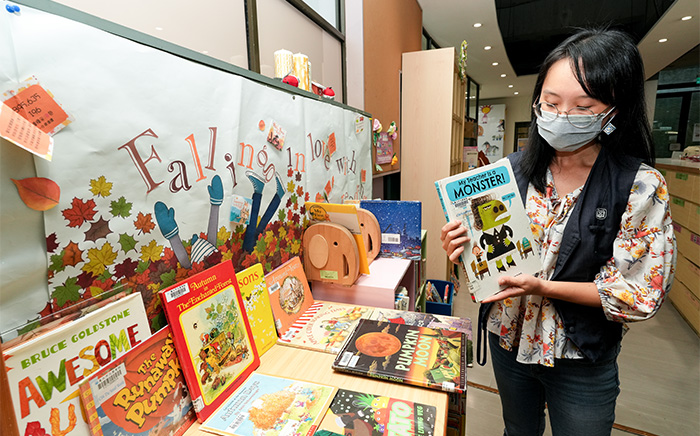 郭筱涵介紹館內的外文繪本。