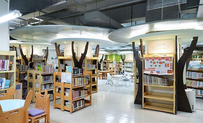小小世界外文圖書館在國際書展後收到許多展品書，也長期與國外公共圖書館有圖書交換的計畫，分別陳列在6個大樹書架。