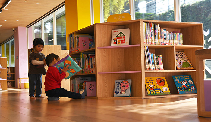 孩童挑選幼幼書區書籍。