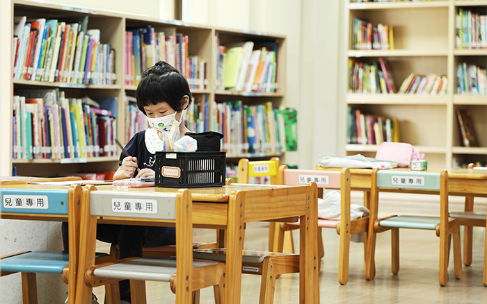 文化局圖書館設有嬰幼兒圖書區，提供小小孩舒適的閱讀空間。
